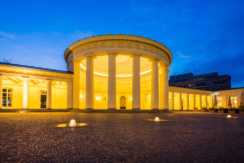 Der Elisenbrunnen in Aachen bei Nacht