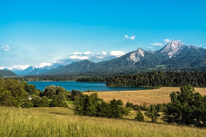 Blick über den Faaker See und die Berge in Österreich