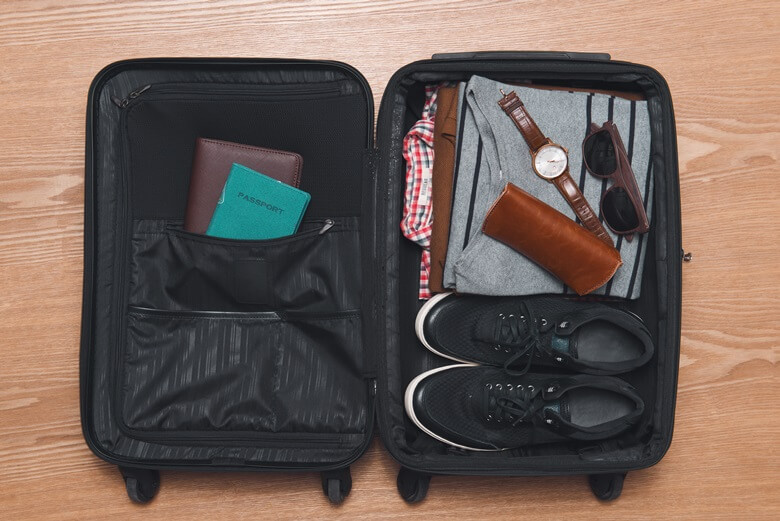 Ein sinnvoll gepackter Koffer mit Fächern
