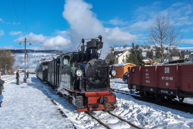 Die berühmte Fichtelbergbahn im Erzgebirge bei Schnee