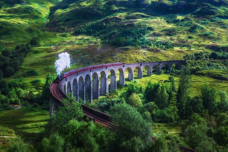 Glenfinnan Railway Viaduct in Schottland mit Hogwarts-Express