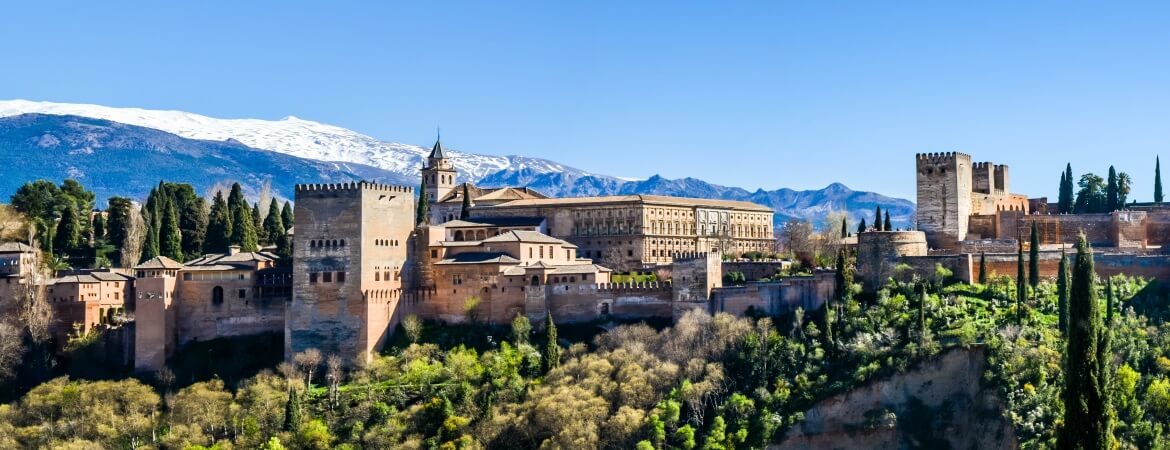 Granada in Südspanien vor der schneebedeckten Sierra Nevada