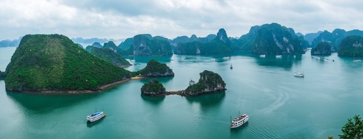 Blick über die weltberühmte Halong-Bucht mit Booten in Vietnam