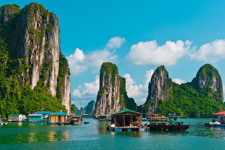 Schiffe in der weltberühmten Halong-Bucht in Vietnam