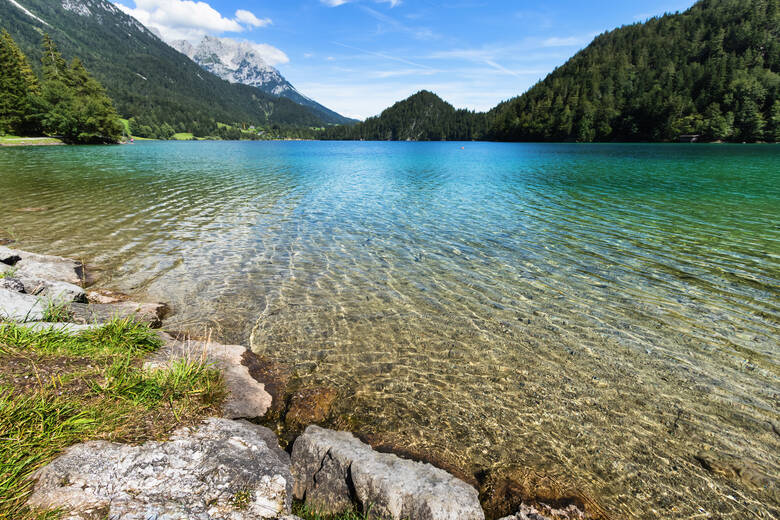 Blaues Wasser am Hintersteiner See in Österreich