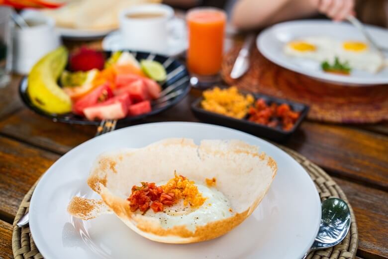 Traditionelle Pfannkuchen und frisches Obst in Sri Lanka 