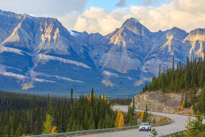 Auto auf dem Icefields Parkway vor traumhafter Bergkulisse