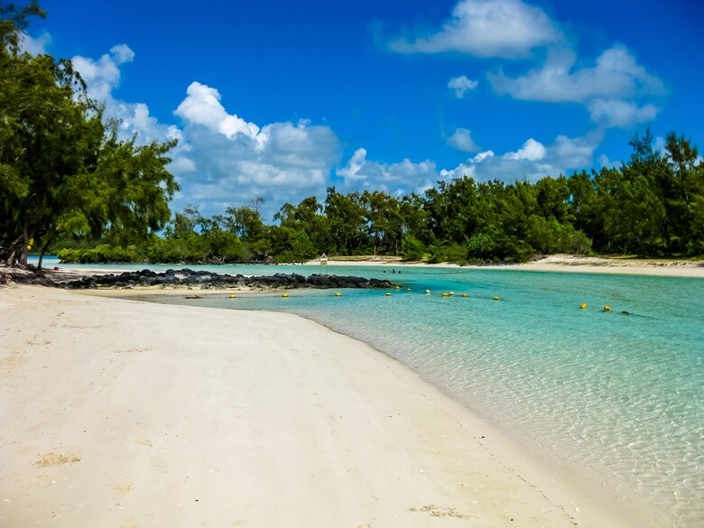 Azurblaues Wasser auf der  Ile aux Cerfs bei Mauritius