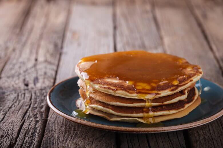 Pancakes mit Ahornsirup