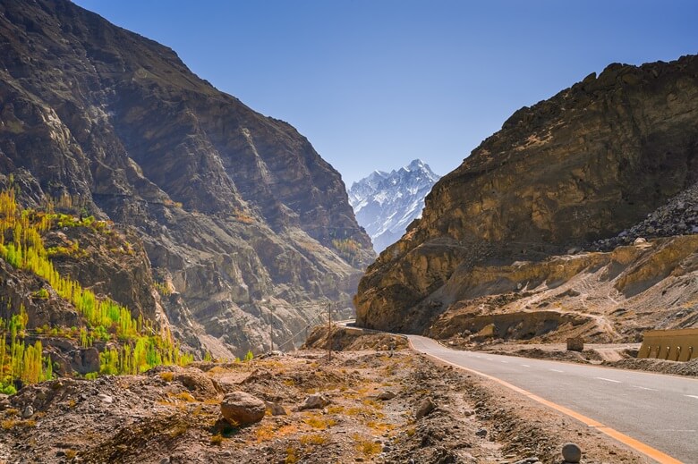 Der Karakorum Highway von China nach Pakistan führt durch die Berge