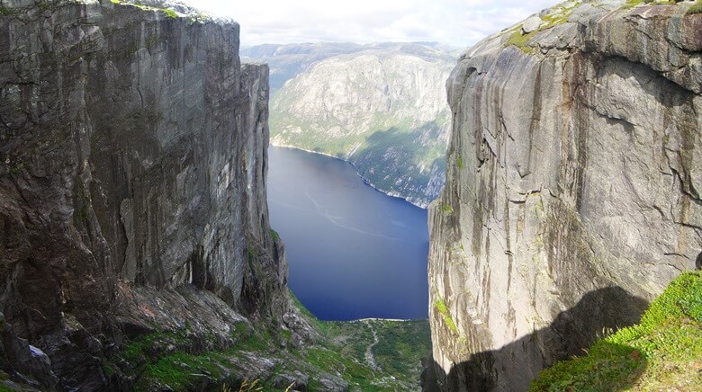 Ausblick vom Mount Kjerag in Norwegen auf den Lysefjord