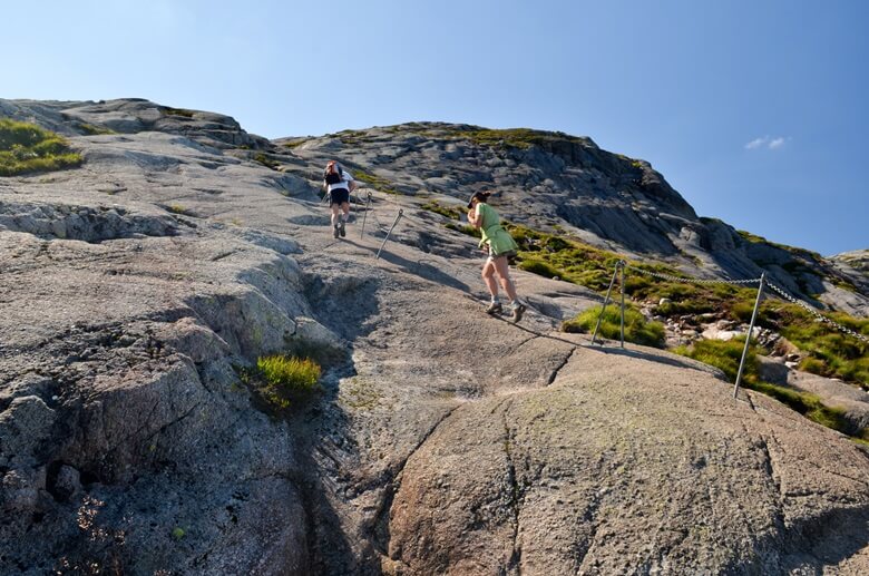 Zwei Wanderer besteigen den Kjerag in Norwegen