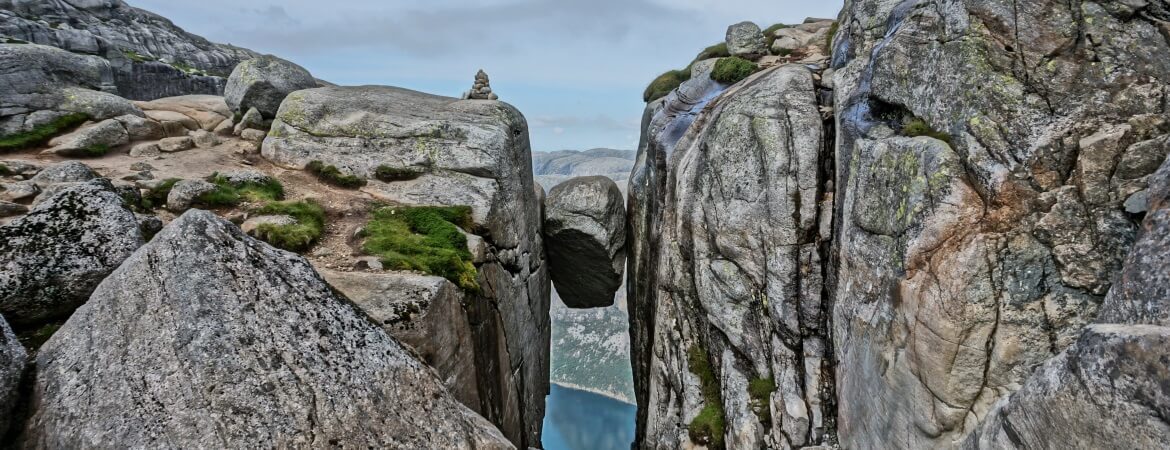 Kjeragbolten in Norwegen mit Aussicht auf den Lysefjord