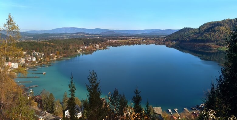 Blick über den Klopeiner See und die umliegende Landschaft in Österreich