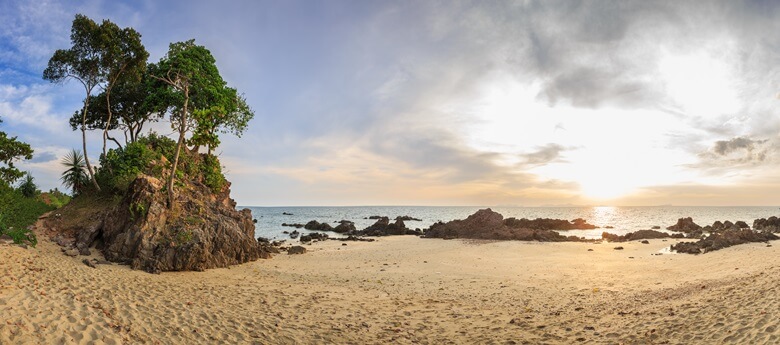 Menschenleerer Traumstrand in Koh Jum in Thailand