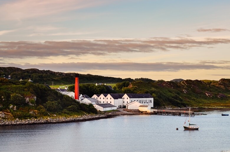 Lagavulin-Distillery in Schottland direkt am Wasser