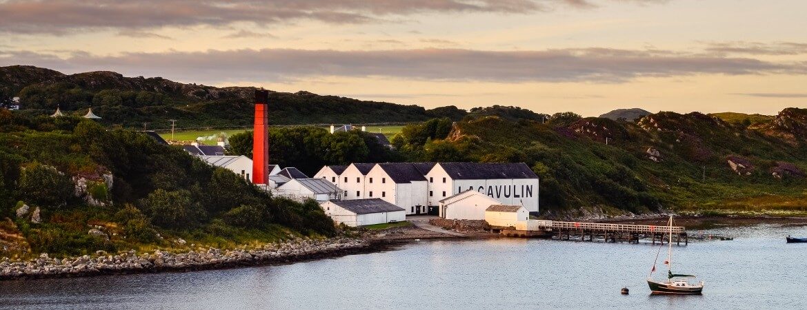 Lagavulin-Destillery in Schottland