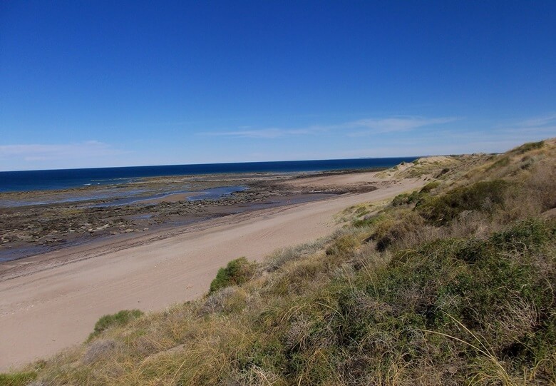 Blick auf den Strand von Las Grutas in Argentinien