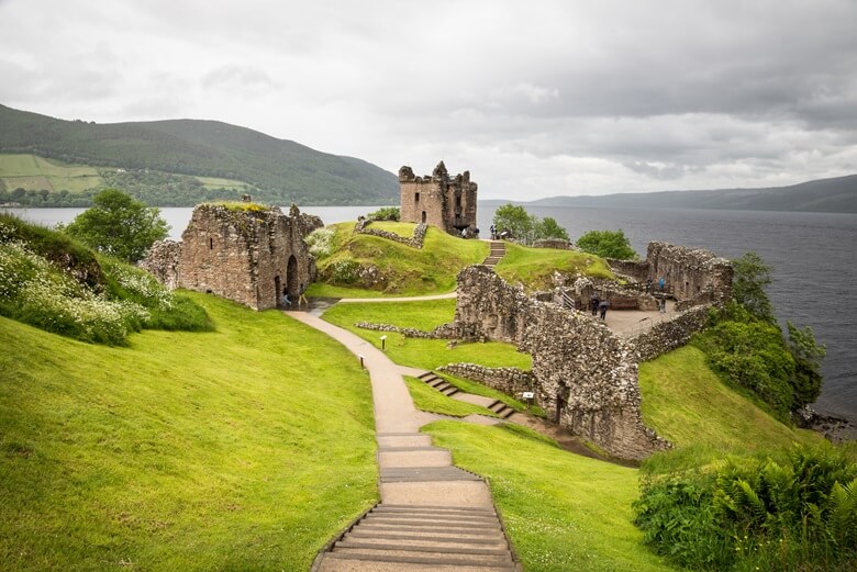 Urquhart Castle bei Loch Ness in Schottland