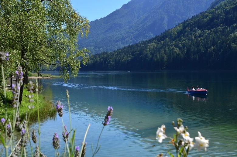 Luzer See in Österreich mit Boot und Bergen im Hintergrund