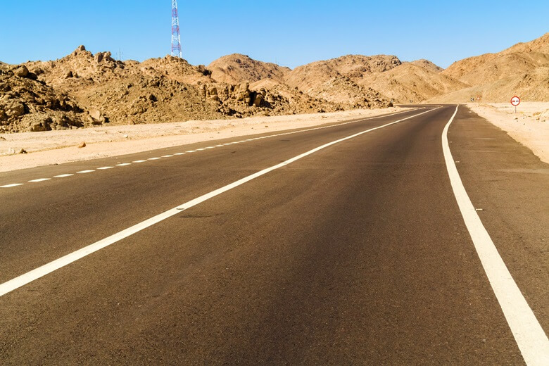 Die Wüstenstraße von Luxor nach Hurghada in Ägypten