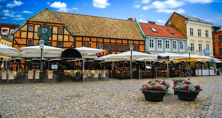 Cafés und Fachwerkhäuser am Platz Lilla Torg in der Altstadt von Malmö, Schweden