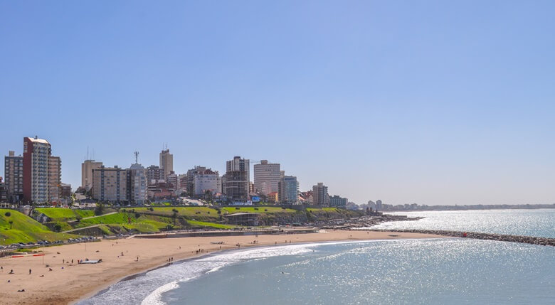 Strandabschnitt mit Hotels in Mar del Plata, Argentinien