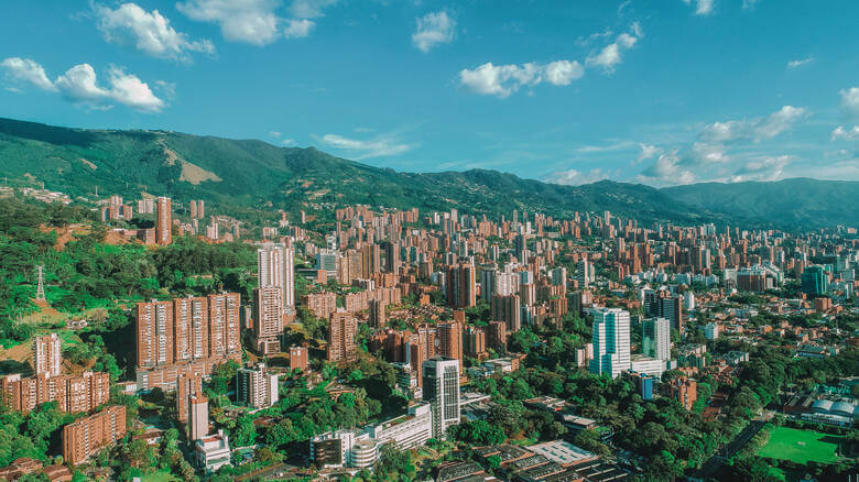 Blick auf die kolumbianische Stadt Medellín mit Hochhäusern 