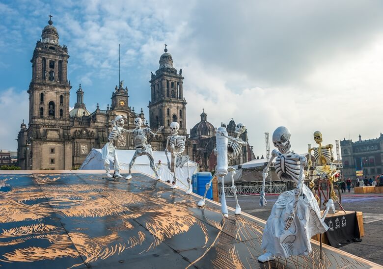 Parade mit Skeletten am Tag der Toten in Mexiko