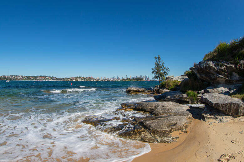 Blick vom Strand auf die Skyline von Sydney