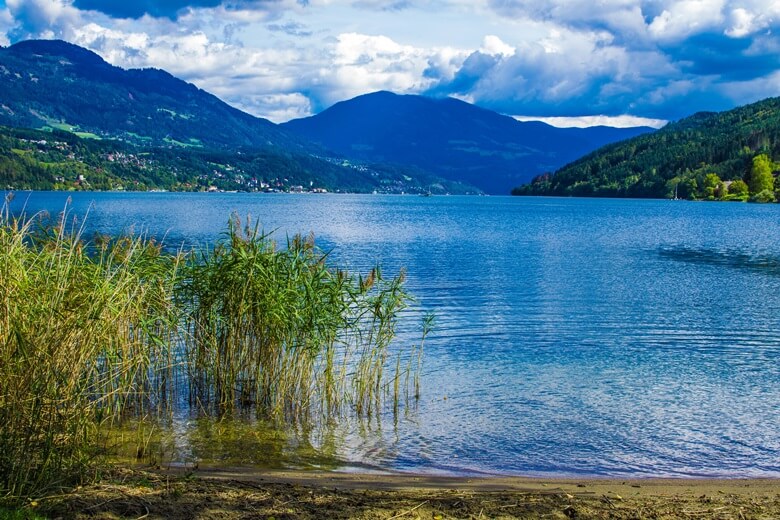 Badeufer am Millstätter See mit Blick auf Berge in Österreich