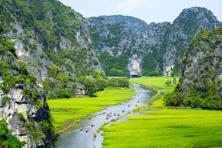 Boote durchqueren den Fluß in der Region Ninh Bimh, Vietnam