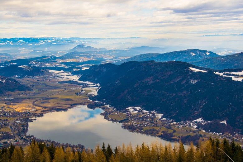 Blick über den Ossiacher See und die Berge in Österreich