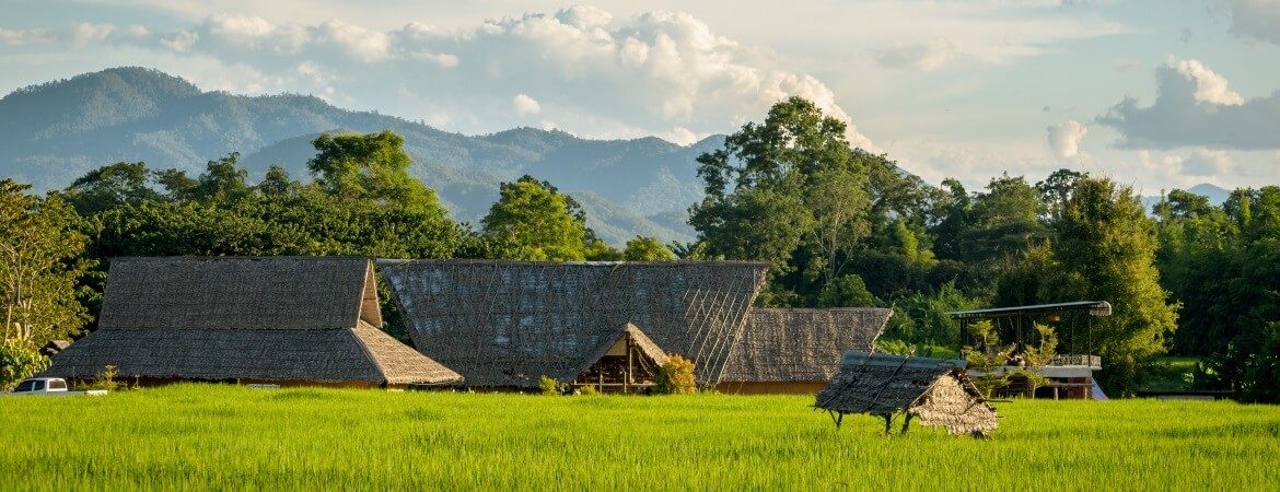 Felder und traditionelle Häuser in der Provinz Pai in Thailand