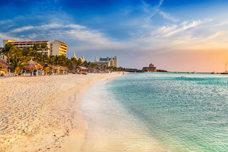 Sonnenuntergang am Palmenstrand auf Aruba