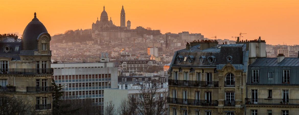 Blick über Montmartre in Paris bei Sonnenuntergang