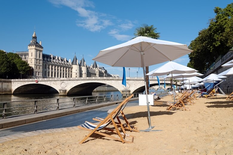 Liegestühle an der Seine in Paris