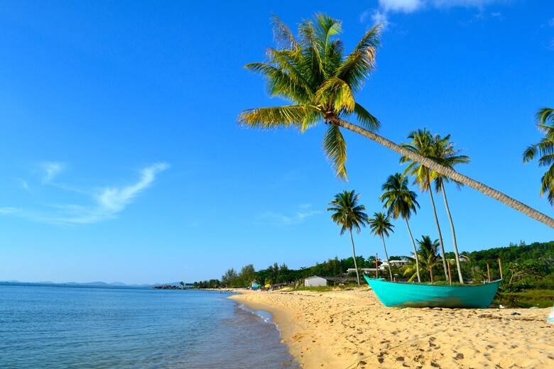 Strandabschnitt von Phu Quoc in Vietnam mit Palmen und Boot 