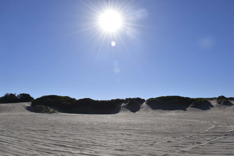 Der sonnige Sandstrand von Pinamar in Argentinien