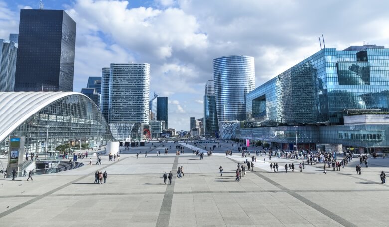 Moderne Glasbauten im Quartier La Defense in Paris