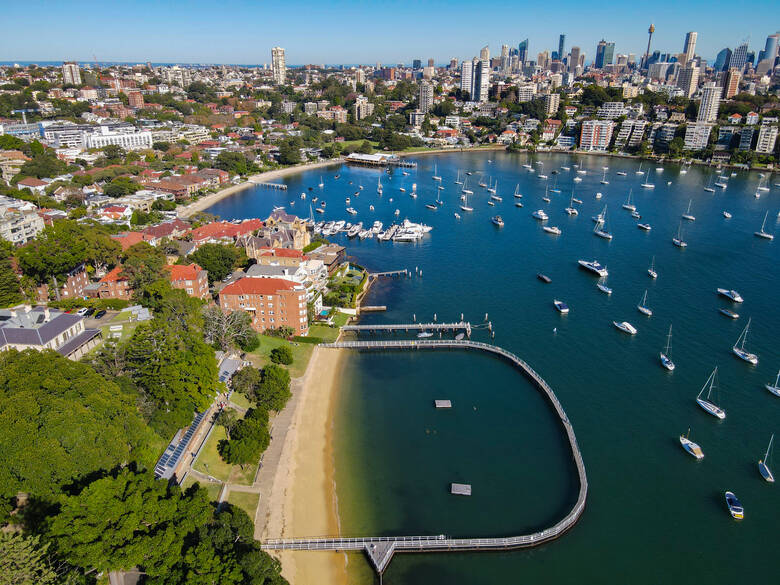 Hafen im Osten von Sydney mit kleinem Strand 