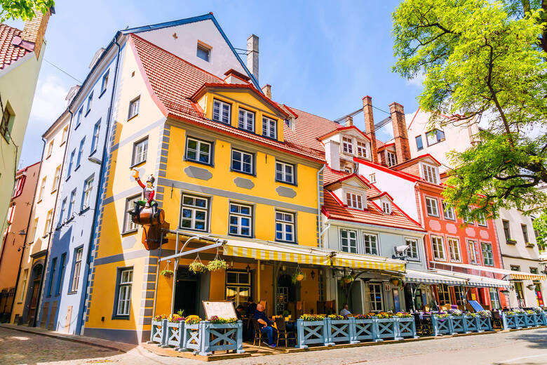 Kleine Gasse mit Altbauten und Cafés in Riga 
