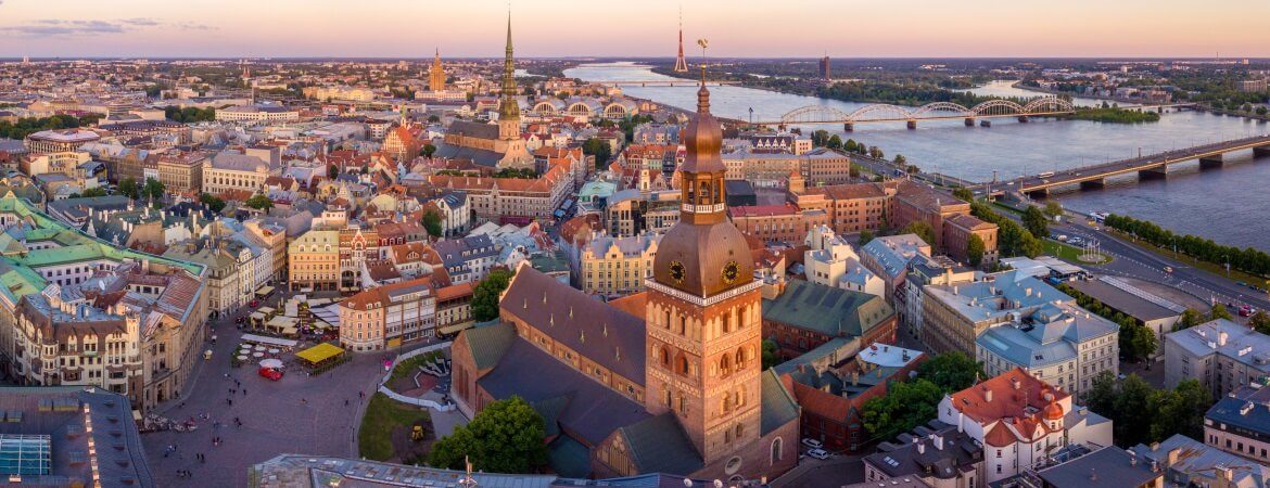 Skyline von der lettischen Hauptstadt Riga bei Sonnenuntergang