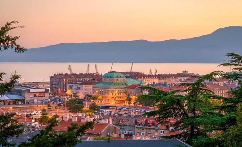 Rijeka in Kroatien bei Sonnenuntergang