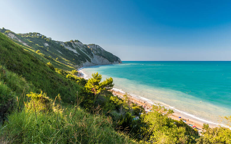 Der Mezzavalle Strand an der Conello Bucht in Italien