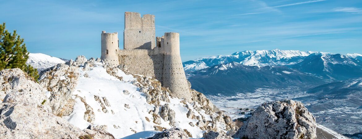 Rocca Calsacio in den Abruzzen in Italien bei Schnee