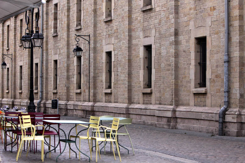 Tische und Stühle vor der Kaserne VI in Saarlouis