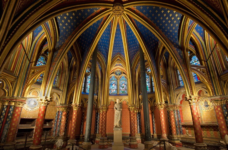 Das prunkvolle Innere der Saint-Chapelle in Paris