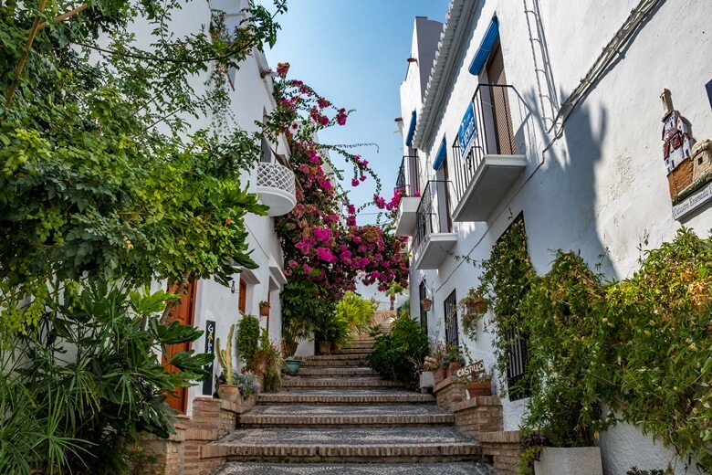 Gasse im südspanischen Dörfchen Salobrena in Andalusien