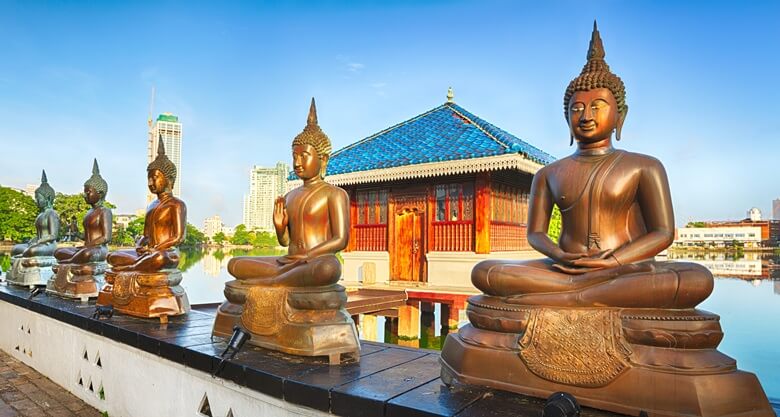 Buddhas vor dem Seema Makala Tempel in Sri Lanka